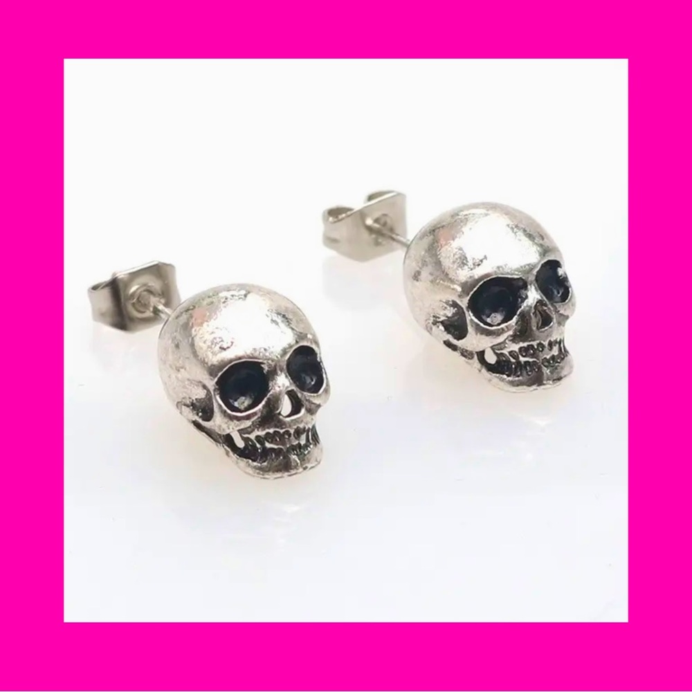 Punk rock skull stud earrings. Antique silver colored, 11x8 mm